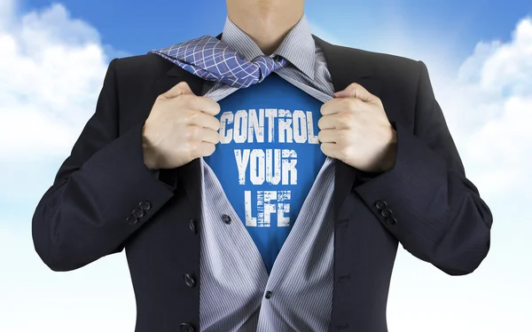 Hombre de negocios mostrando controlar sus palabras de vida debajo de su camisa —  Fotos de Stock