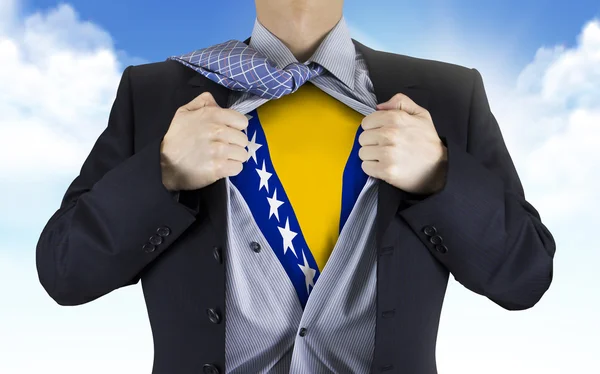 Hombre de negocios mostrando la bandera de Bosnia y Herzegovina debajo de su s — Foto de Stock