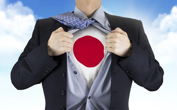 Hombre de negocios mostrando la bandera de Japón debajo de su camisa — Foto de Stock