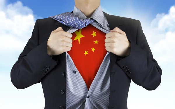 Hombre de negocios mostrando la bandera de China debajo de su camisa — Foto de Stock