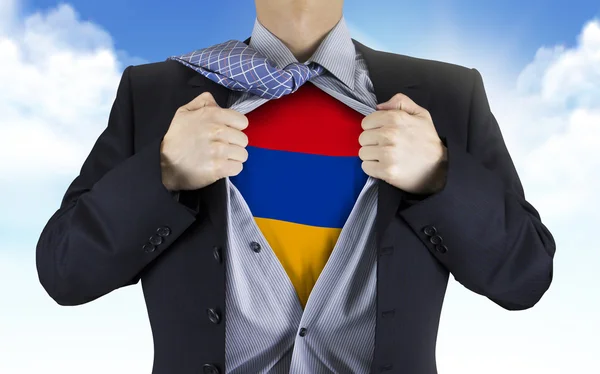 显示他的衬衫里面的亚美尼亚国旗的商人 — 图库照片
