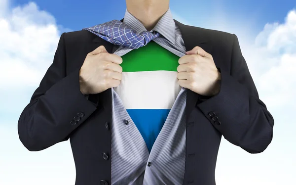 Hombre de negocios mostrando la bandera de Sierra Leona debajo de su camisa — Foto de Stock