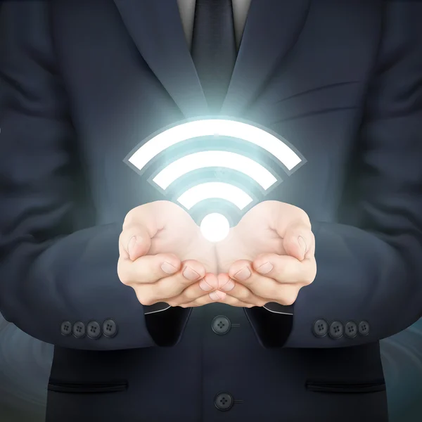 Empresario sosteniendo icono wifi iluminado — Archivo Imágenes Vectoriales