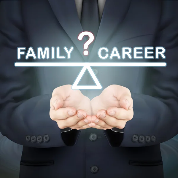 Homme d'affaires tenant famille et carrière balançoire — Image vectorielle