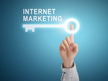 Erkek el internet pazarlama anahtar düğmesine basarak