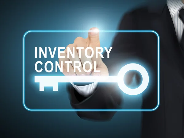 Mannenhand inventaris controle sleutel knop in te drukken — Stockvector