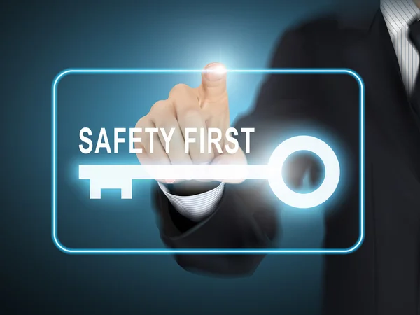 Mão masculina pressionando o botão de segurança primeira chave —  Vetores de Stock
