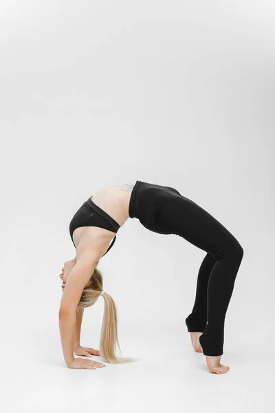 Siyah Elbiseli Sarışın Köprüde Duruyordu Yoga Egzersizi — Stok fotoğraf