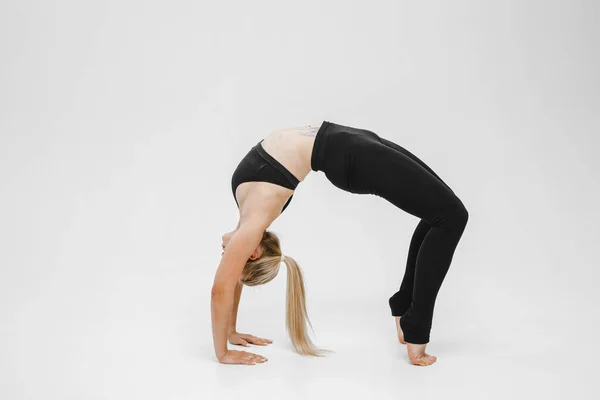 Loira Macacão Preto Ficou Ponte Exercício Ioga — Fotografia de Stock