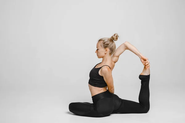 Kvinna Svart Bodysuit Gör Stretching Yoga Pose — Stockfoto