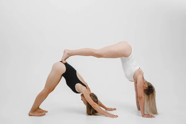 Twee Cool Blond Zwart Bodysuit Staal Yoga Pose — Stockfoto