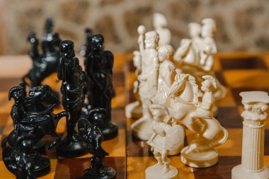 Bir satranç oyunu sırasında beyaz ve siyah satranç taşları güvertede durur.