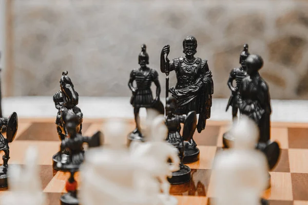 Bílé Černé Šachové Figurky Stojí Palubě Během Šachové Hry — Stock fotografie