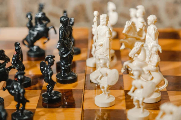 Bílé Černé Šachové Figurky Stojí Palubě Během Šachové Hry — Stock fotografie