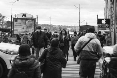 İnsanlar yaya geçidinde karşıdan karşıya geçiyor. Siyah Beyaz portre sokak çatışması.