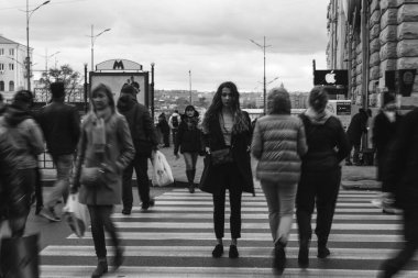 İnsanlar yaya geçidinde karşıdan karşıya geçiyor. Siyah Beyaz portre sokak çatışması.