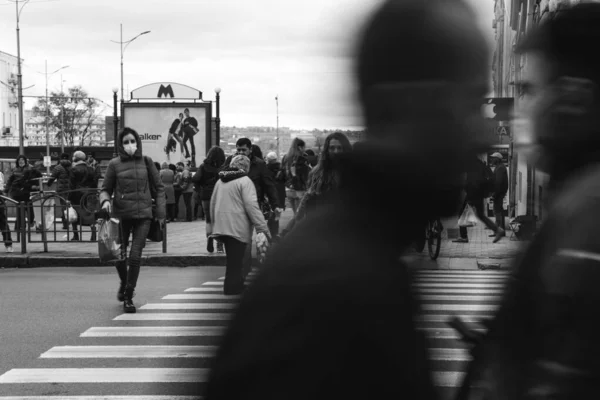 Gente Attraversa Strada All Incrocio Pedonale Ritratto Bianco Nero Street — Foto Stock