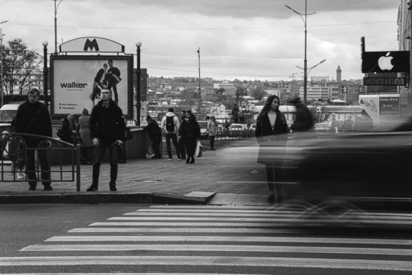 Mensen Steken Weg Bij Voetgangersoversteek Zwart Wit Portret Straat Schieten — Stockfoto
