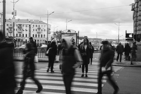 Mensen Steken Weg Bij Voetgangersoversteek Zwart Wit Portret Straat Schieten — Stockfoto