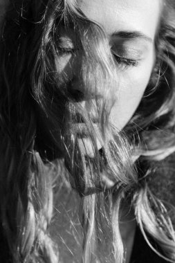 Güzel kıvırcık kız. Hareketli ve bulanık bir portre.