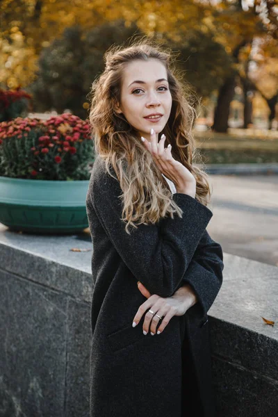 Menina Encaracolado Bonita Fica Rua Casaco Preto — Fotografia de Stock