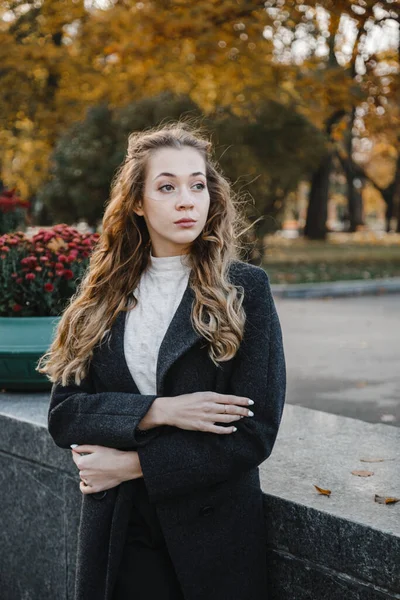 Krásná Kudrnatá Dívka Stojí Ulici Černém Plášti — Stock fotografie