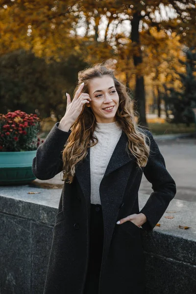 Menina Encaracolado Bonita Fica Rua Casaco Preto — Fotografia de Stock