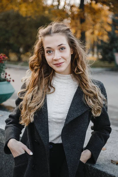 Menina Encaracolado Bonita Fica Rua Casaco Preto — Fotografia de Stock