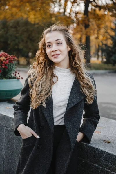 Gyönyörű Göndör Lány Áll Utcán Fekete Kabátban — Stock Fotó