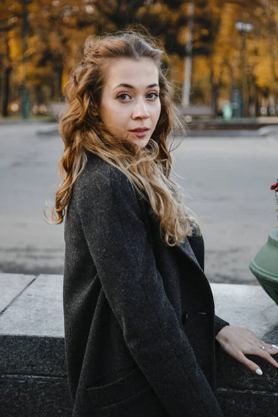 코트를 거리에 아름다운 곱슬머리 — 스톡 사진