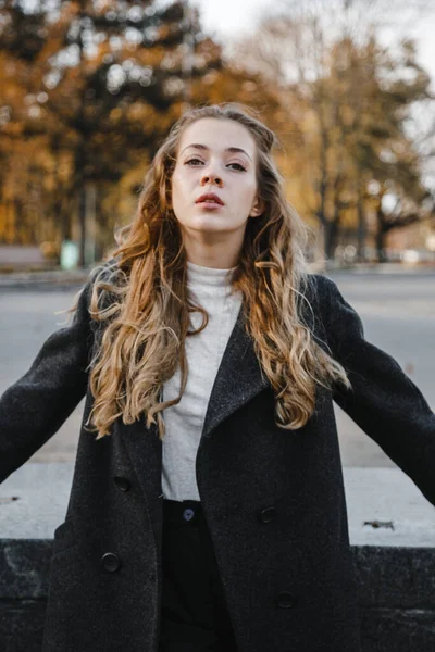 Menina Encaracolado Bonita Fica Rua Casaco Preto — Fotografia de Stock