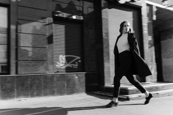 Όμορφη Σγουρή Κοπέλα Κάτω Στο Δρόμο Μαύρο Παλτό — Φωτογραφία Αρχείου