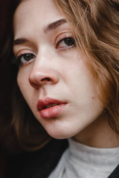 Linda Menina Encaracolado Fica Perto Porta Vermelha Casaco Preto — Fotografia de Stock