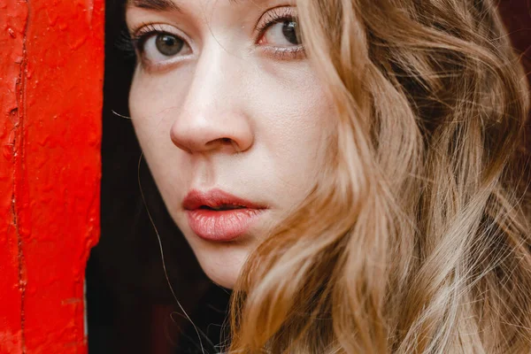 Krásná Kudrnatá Dívka Stojí Blízkosti Červených Dveří Černém Kabátě — Stock fotografie
