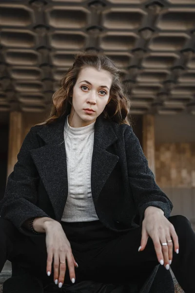 Curly Girl Sitting Street Black Coat Posing — Stock Photo, Image