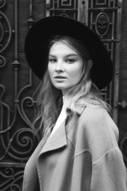 Kahverengi ceketli, siyah şapkalı, gülümseyen, üzgün