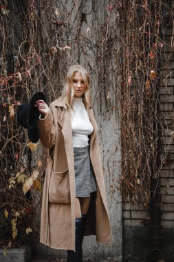 Kahverengi ceketli, siyah şapkalı, gülümseyen, üzgün