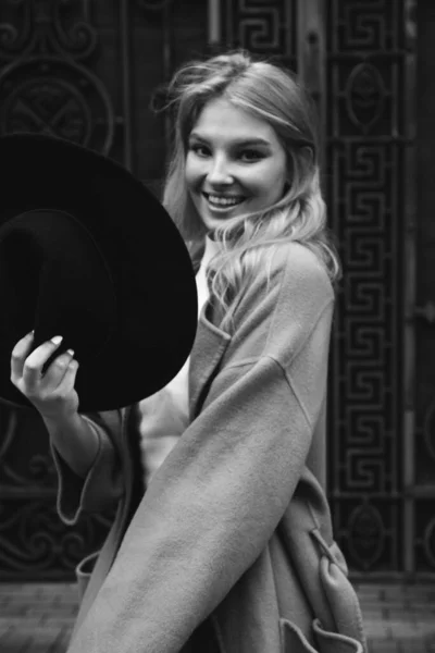 Bionda Cappotto Marrone Con Cappello Nero Posa Sorridente Sconvolto — Foto Stock