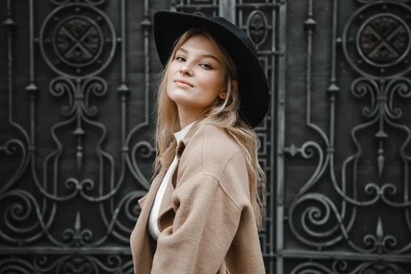 Blonde Dans Manteau Marron Avec Chapeau Noir Posant Souriant Bouleversé — Photo