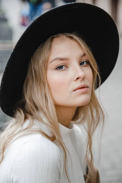 Blonde Brown Coat Black Hat Posing Smiling Upset — Stock Photo, Image