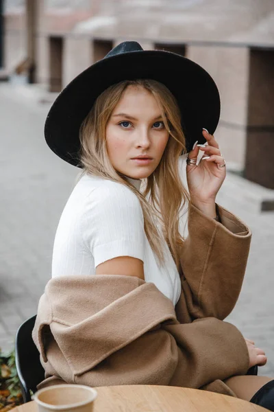 Rubia Abrigo Marrón Con Sombrero Negro Posando Sonriendo Molesto —  Fotos de Stock