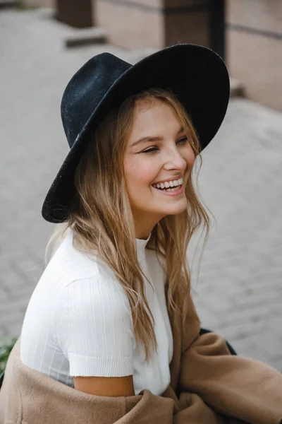 Kahverengi Ceketli Siyah Şapkalı Gülümseyen Üzgün — Stok fotoğraf