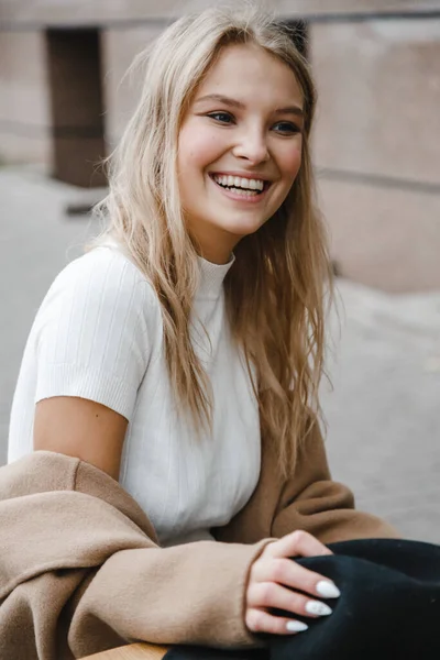 Blond Brun Rock Med Svart Hatt Poserar Ler Upprörd — Stockfoto