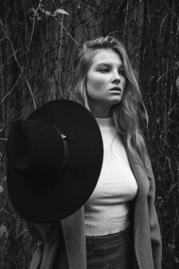 Kahverengi ceketli, siyah şapkalı, gülümseyen, üzgün