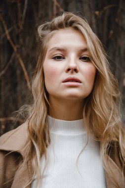 Kahverengi ceketli, siyah şapkalı, gülümseyen, üzgün