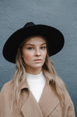 Kahverengi ceketli, siyah şapkalı, gülümseyen, üzgün