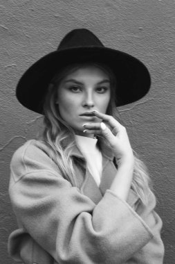 Kahverengi ceketli, siyah şapkalı, gülümseyen, üzgün