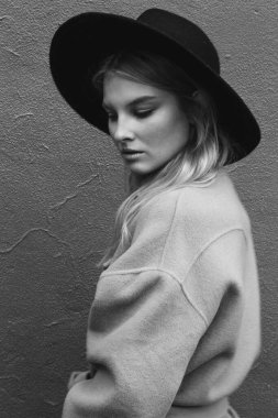 Kahverengi ceketli, siyah şapkalı, gülümseyen, üzgün