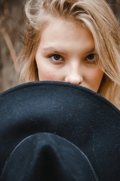 Blond Een Bruine Jas Met Zwarte Hoed Poseren Glimlachen Boos — Stockfoto