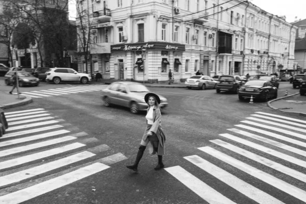 Bionda Cappotto Marrone Con Cappello Nero Posa Sorridente Sconvolto — Foto Stock